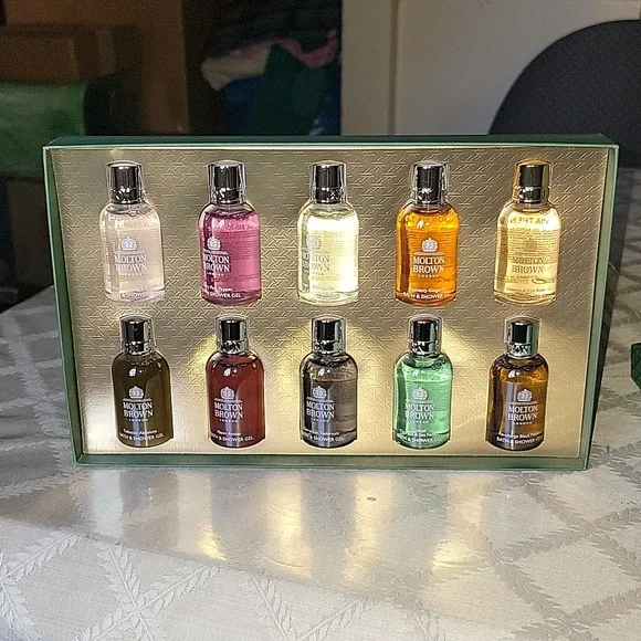 New Molton Brown 10 Piece Bath & Shower Gel Gift Set - Picture 2 of 5